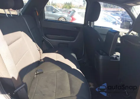 2009 Ford Escape Xlt z USA, uszkodzony, nr VIN 1FMCU93789KB40373